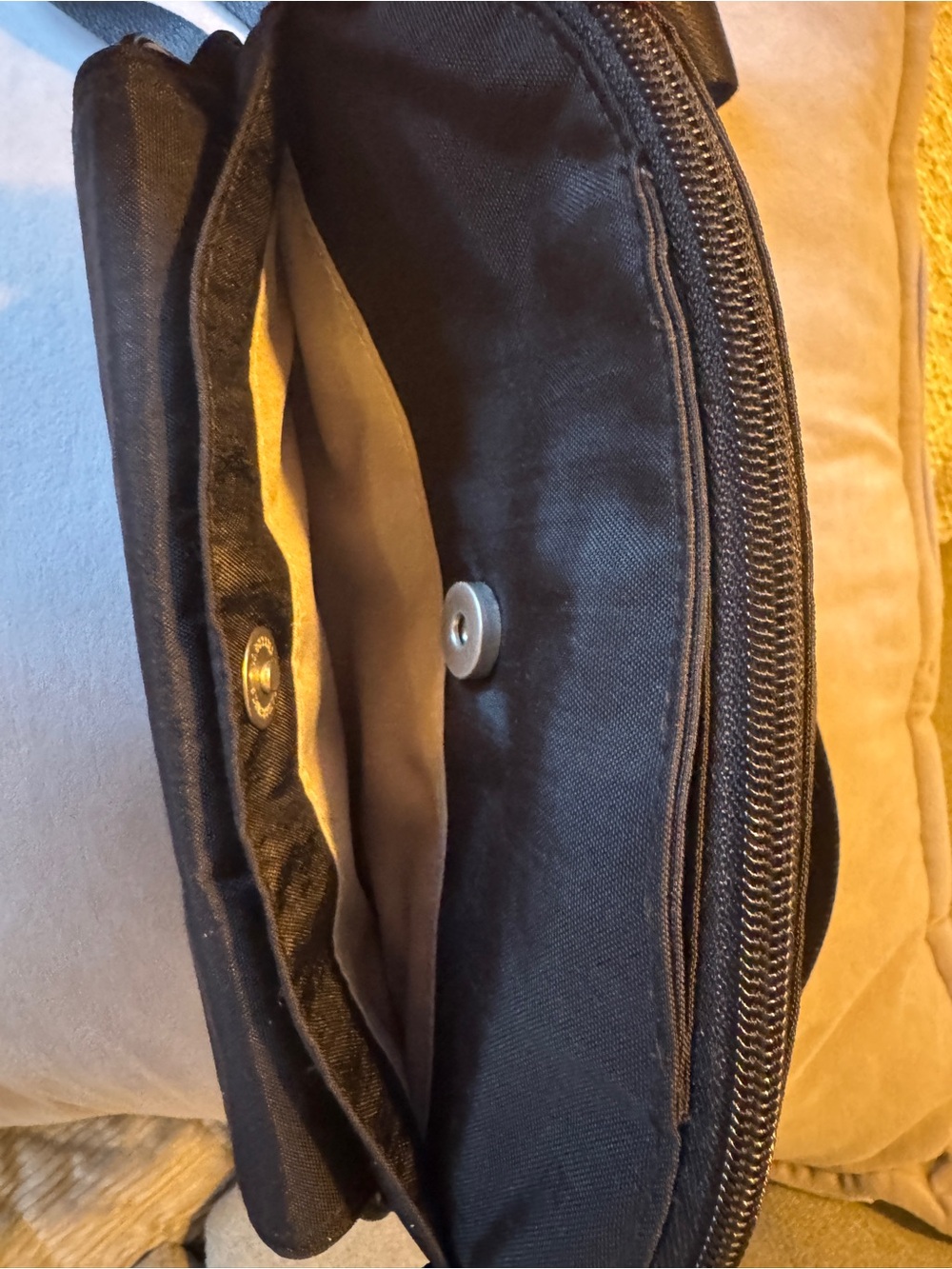Black Baggallini Coastal Flip Lock Crossbody Bag - Picture 5 of 11